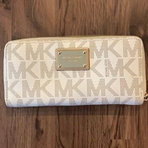 Michael Kors vanilla jet set zipped wallet